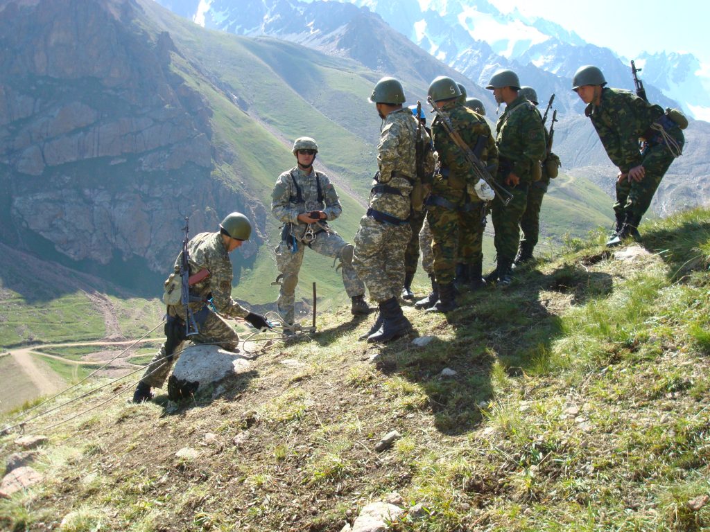 Военнослужащие на курсе горной подготовки